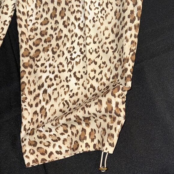 Chico’s Golf Leopard Print Capri Pants Size 1.5= Medium - Picture 5 of 10